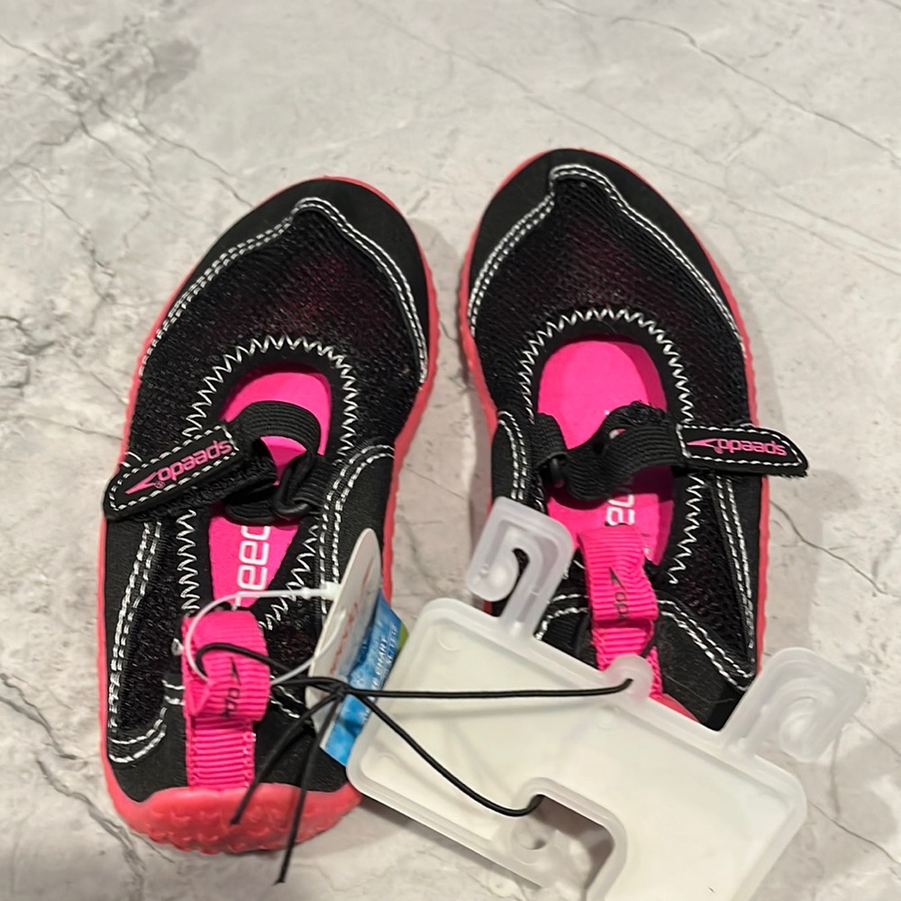 Girls speedo water shoes size xl